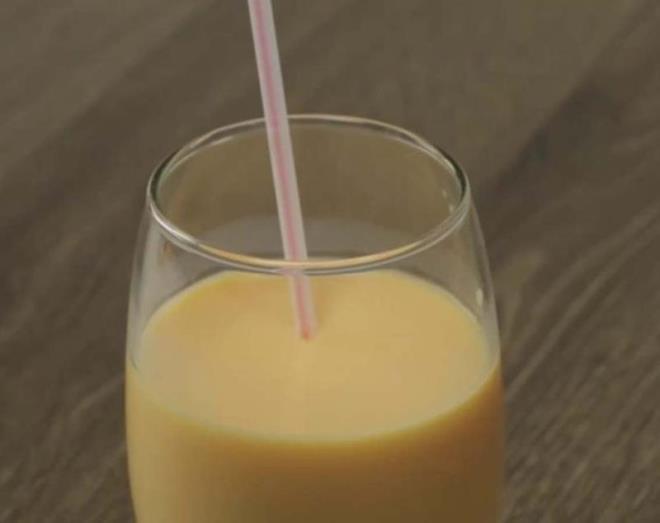 Daha sonra meyve suyunun iine dkn ve pipet yardmyla iin. Bylece meyve suyunu kalsiyum deposu haline getirebilirsiniz.