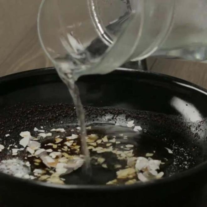 Ardndan bir miktar scak su ekleyin.