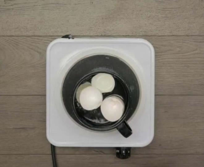  adet yumurtann kabuunu kaynatn.