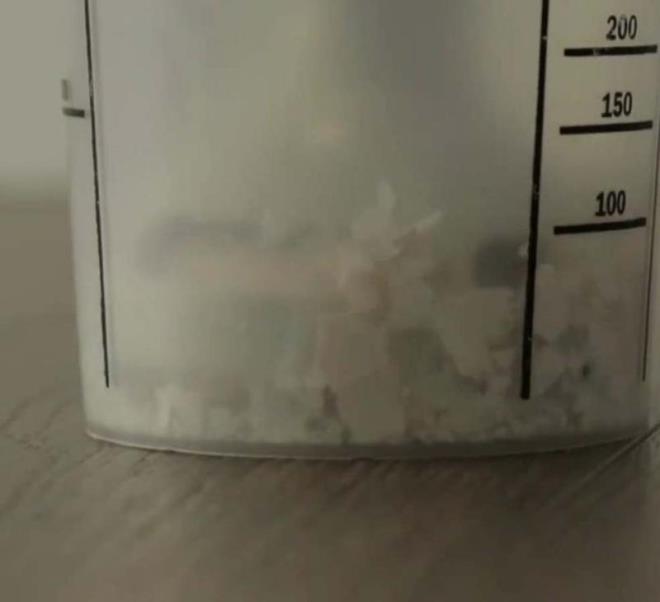 Kaynam kabuklar blender yardmyla ok kk paralara ayrlana kadar paralayn.