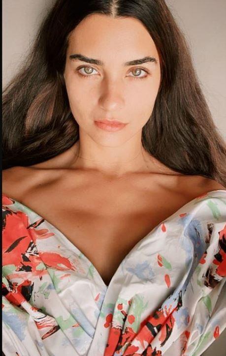 Tuba Bykstn kimdir?  <br>  Hatice Tuba Bykstn, 5 Temmuz 1982 tarihinde, stanbul'da dnyaya geldi.       Ailesi Erzurum kkenlidir. stanbul zel Dou Okullar'nda ortarenimi tamamlayan Bykstn, Mimar Sinan Gzel Sanatlar Fakltesi'nde Sahne Dekorlar ve Kostm Tasarm blmn kazand.