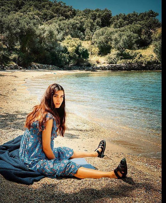 Bir yandan niversite renimine devam ederken bir yandan da reklam filmlerinde rol alarak T.V. dnyasna admn atan Bykstn, ynetmen Tomris Giritliolu sayesinde oyunculua balad.  2003 ylnda, Aydn Bulut'un ynettii T.V. dizisi Sultan Makam'nn son blmlerinde rol alarak oyunculua adm atan Bykstn, 2004 ylnda aan Irmak'n ynettii ve 1980 dnemi ncesindeki Trkiye'nin farkl bak alarndan hikayesini anlatan emberimde Gl Oya adl T.V. dizisinde Zarife karakterini canlandrarak kariyerinde nemli bir adm att.