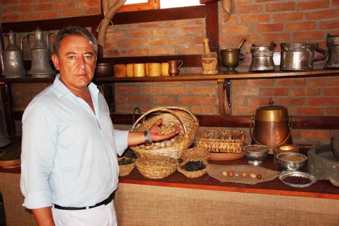 Milyon dolarlk yumurta<br>    Horozun yumurtasnn olduka kk ve iinde sarsnn olmadn ifade edene akar ?Horoz yumurtas olduka kk ve ii bo, sar ksm bulunmayan embriyolojik olamayan bir yumurtadr. Geleneksel bilgilere gre olduka da pahal bir yumurta. 40 ylda birka milyon dolar ettii sylenen bir yumurta. 40 ylda ierisinde tuhaf bir jel oluurmu o yzden olduka da deerli imi diye duyduk. erisinde kaygan bir madde var ve zaman ierisinde jle kvamna geliyor. Olduka hafif ve kk bir yumurtadr horoz yumurtas. Bu yumurtalardan bir civciv kmyor. Horozun yumurtlama sebebi ise horoz neslinin devam iin yumurtlar deniyor, lm yaklat iin yumurtlar deniyor.