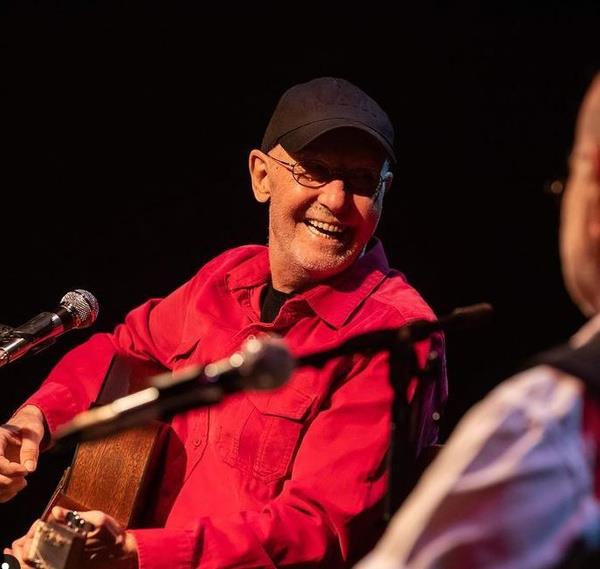 Sokak algcl mzisyenliin son mertebesidir. Hrszlk, arszlk yapmyoruz, mzik yapyoruz. Sokak algcl ok erefli bir mertebe. Hi yksnmyorum. Salm elverirse sokaa ineceim almaya.