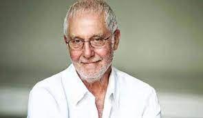 Sizce bu dzenlemede hakllk pay var m?  <br>  Meseleye objektif baknca iin baka ynleri de var. Mesela yolda yryemiyorsunuz nk her mekan kendi mziini sonuna kadar am, byk bir kakofoni halindeler, korkun bir grlt kirlilii var. Mzikten baka her eye benziyor. Mzik deil resmen grlt.