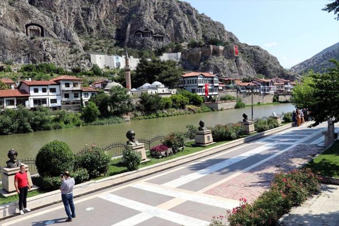 Amasya'ya ilk defa gelen kiiler ehre hayran olduklarn ve tekrar geleceklerini syleyerek buradan ayrlyor" diyen Masatl szlerine yle devam etti:     "Anadolu corafyasnda Amasya ok nemli bir ildir, gvenli, huzurlu ve misafirperver bir ehirdir. Herkesi bu ehri grmeye, yaamaya davet ediyorum"