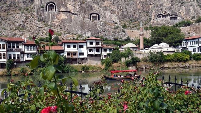 "AMASYA GVENL, HUZURLU VE MSAFRPERVER BR EHRDR"    Vali Mustafa Masatl, Amasya'nn Seluklu ve Osmanl devletlerinin nemli ehirleri arasnda bulunduunu syledi.    Amasya'ya gelen misafirlerin barndrd kltrel deerlerin yan sra doal gzellikleri de grme frsat bulacan dile getiren Masatl, "Turist saysnda 2019 ylnda zirve rakamlar yakalam Amasya'da bulunan mzelerimizi ziyaret eden turist saymz yaklak 720 bin civarnda olmu. 2020 ylnda tm Trkiye'de olduu gibi Amasya'da da salgndan dolay turist saysnda ciddi d yaand" dedi.