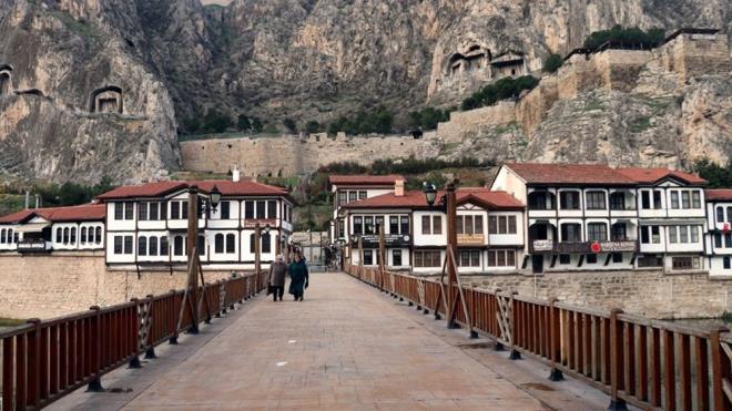 Kltr, termal ve doa turizmiyle ne kan Amasya, mzeleri, bimarhanesi, Sultan 2. Bayezid Klliyesi, Kzlar Saray, Yeilrmak'n iki yakasnda uzanan Yalboyu evleri, tarih kokan otantik sokaklar ile turistlerin ilgisini eken ehirler arasnda bulunuyor.
