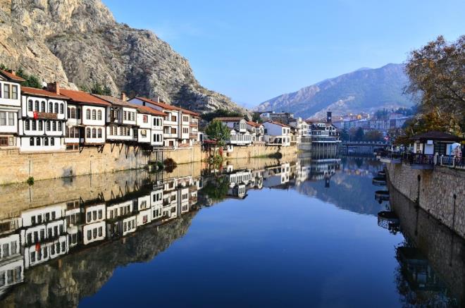 Son yllarda kltr turizminin nemli merkezlerinden biri haline gelen Amasya, yerli ve yabanc turistlere gzel bir tatil geirmeyi vadediyor.    Tarihi 8 bin 500 yl ncesine dayanan, 14 medeniyete ait ok sayda tarihi eseri bnyesinde barndran ehir, adeta ak hava mzesini andryor.