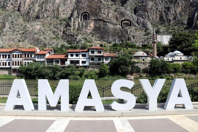 UNESCO'nun Dnya Miras Geici Listesi'nde yer alan Harena Da ile Pontus Kral Kaya Mezarlar bulunan Amasya, gerek doas, gerekse tarihi ile turistlerin ilgisini ekiyor.    Osmanl ehzadelerinden ounun ilk eitimini ald, devlet ynetimini rendii yer olmas dolaysyla "ehzadeler ehri" olarak anlan ve Gazi Mustafa Kemal Atatrk'n "Milletin istiklalini yine milletin azim ve karar kurtaracaktr" szyle tm dnyaya milletin bamsz yaama iradesini ilan ettii ehir olan Amasya, Covid-19 salgn kapsamnda uygulanan kademeli normalleme srecinde ziyaretilerini arlamaya hazr.