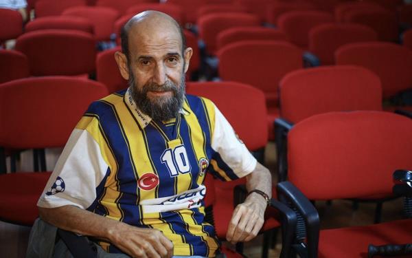 Tedavisinin ardndan taburcu olan Sayner, zmir'de oyuncular ehmus Yn ve Osman Cavc ile birlikteydi YouTube'da ske yapyordu.