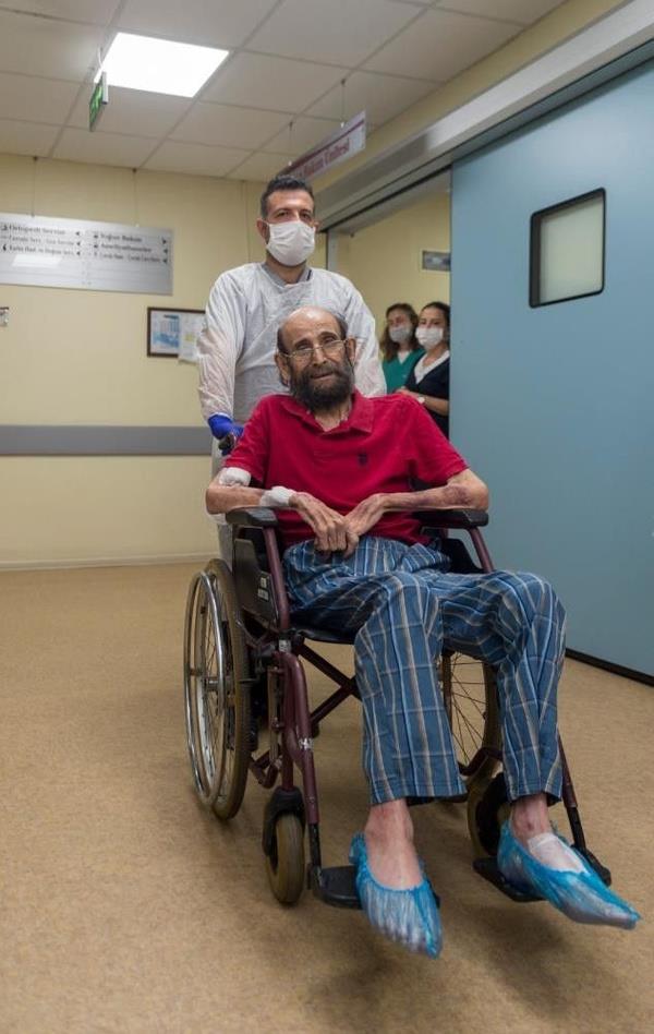 Cavc, "Sayner zmir Bykehir Belediyesi'ne bal Erefpaa Hastanesi'nde bir sre tedavi grd. Bir hafta nce taburcu edildi. Eve geldi ve vefat etti. zgnz" diye konutu.