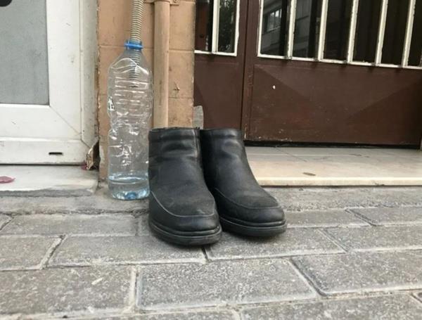 Sayner'in vefat ettii apartmann nne ayakkablarnn konulduu grld.