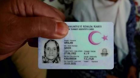 Annesinin beslenmesine dikkat ettiini ve her zaman doal beslendiini, asla hazr yemekler yemediini syleyen Serap Yksel de, "Annem 119 yana girdi, mani sylemeyi ve dua etmeyi ok seviyor. Annem 7 senedir Alzheimer hastas ve beraber oturuyoruz." diye konutu.