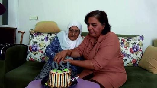 Covid-19 srecini anlatan Yksel "Hemen anneme de test yaptrdk ve negatif kt. O dnem annemle temas etmedik, ayr bir odada ilalarn verdim, eldivenlerle ve ift maskeyle kendisiyle ilgilendim. Annem de 20 gn odasndan kmad. Koronavirs, annemi teet geti. Annem ok gzel doal besleniyordu, hazr yemekler yemezdi." dedi.