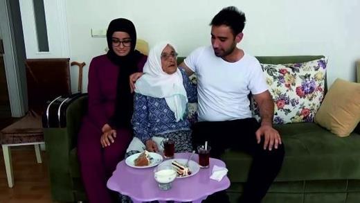 3 padiah ve 12 Cumhurbakan dnemine tanklk eden eker nine, saln ise doal olarak tkettii yourt, tereya, bal, ayran ve halanm yumurtaya borlu olduunu syledi.