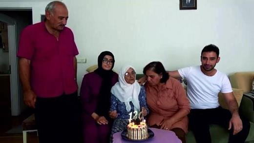 "Zaman zaman da olsa bu hastalndan dolay akl gidip geliyor" diyen Yksel "Alzheimer hastalnn dnda herhangi bir rahatszl yok. 6 ay nce 2 ocuum, eim ve ben koronavirse yakalandk." ifadelerini kulland.