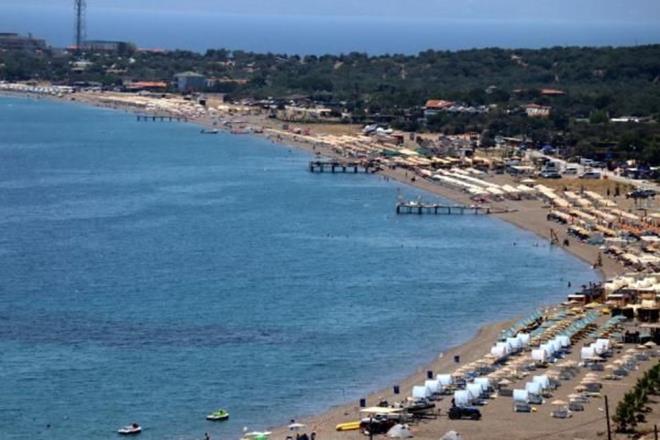 anakkale?de son 10 gndr hava scaklklar 30 derecenin zerinde seyrediyor. Bunaltan scaklar nedeniyle vatandalar sahillere koarak denize girip serinlemeyi tercih ediyor.