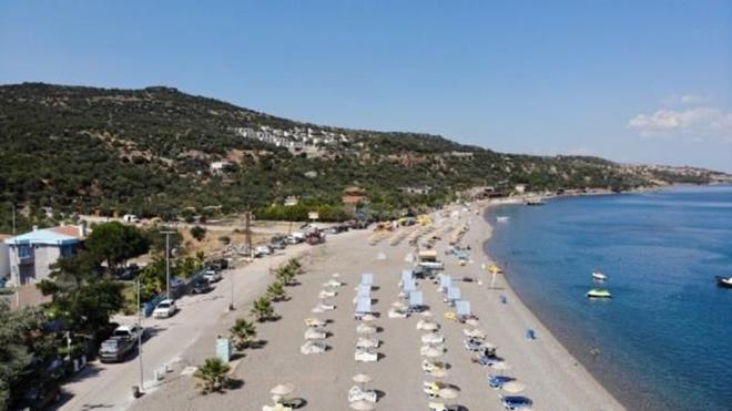 "Hava gerekten ok scak. Ama Assos?un Gney?e, Akdeniz?e gre daha iyi bir iklimi var. Bu durum da pandemiden kamak isteyenleri buraya ekebilir" diyen Erta, "Bu kadar scak olmasn beklemiyordum akas" diye konutu.