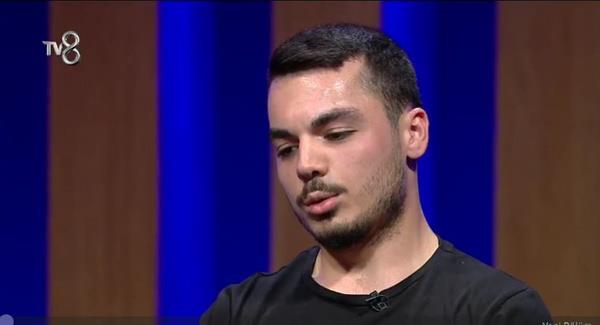 nce kzd, sonra 'evet' dedi  <br>  Anlatacaklarn yarmac yznden bir trl ifade edemediini syleyen Mehmet ef, yaplmas gereken doru teknii anlattktan sonra, gen yarmac adaynn dier tekniklerinin gzel olduunu, ancak kendisini gelitirmesi gerektiini ifade ederek, yarmac adayna 'Evet' dedi.