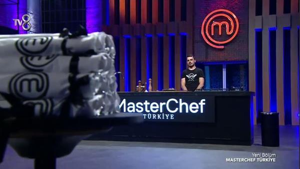 Mehmet ef sert kt: Sen Furkan'n arkada msn yoksa?  <br>  Heyecan yzne yansyan yarmac, jri yeleri olan efler konuurken srekli araya girip durunca, en sonunda azar yedi. ef Mehmet Yalnkaya, yemek kritii yapt anda sze giren yarmac adayna 'Sen Furkan'n arkada msn?' diye sordu. Yarmac aday da dorulaynca, 'Belli zaten, ok belli' diyerek tepki gsterdi.