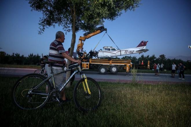 Cessna tipi 2 kiilik uak, dn le saatlerinde henz bilinmeyen nedenle arza nedeniyle evredeki bir meyve bahesine acil ini gerekletirmiti.