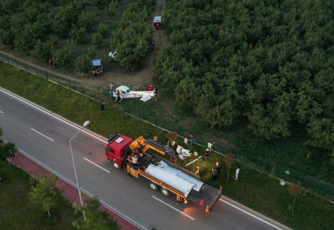 Gn iinde balatlan almann ardndan yoldan yaklak 50 metre uzaklkta bulunan uak, vincin kaldrabilecei bir noktaya getirildi.