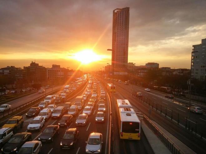 Trafik sigortasnda bedeni ve deer kayb tazminatlarnda deiiklik ieren kanun yasalat ve Resmi Gazetede yaynlayarak yrrle girdi. imdilerde, yeni dzenlemenin fiyatlar nasl etkileyecei konuuluyor.