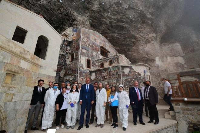 Duvarlarda ve atlarda ok nemli freskler olduunu belirten Ersoy, "Bu fresklerde renklendirme ve canlandrma almalar devam ediyor. Freskleri canlandrma ekibimiz, srekli burada hizmet verecek. nk maalesef burann yapsndan dolay mevsim geilerinde kayalardan dolay hem su hem younlama oluyor? diye konutu.