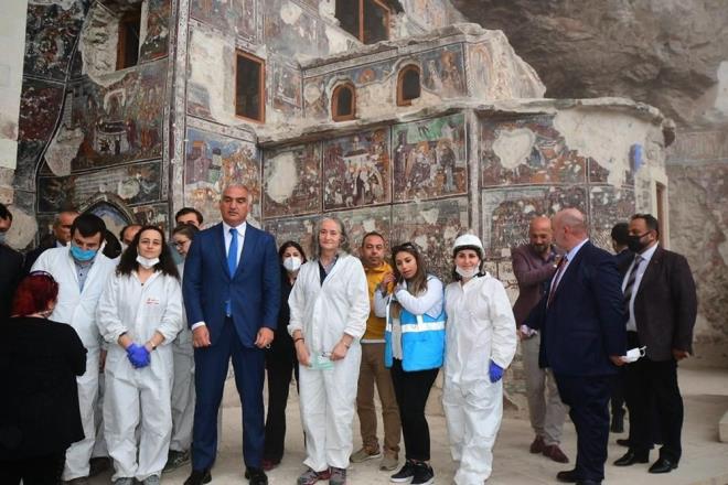 SMELA MANASTIRI  Maka'da Karada'n Altndere Vadisi'ne bakan eteinde, yaklak 300 metre ykseklikteki ormanlk alanda kayalarn oyulmasyla yaplan Smela Manastr, halk arasnda 'Meryem Ana' adyla da biliniyor.