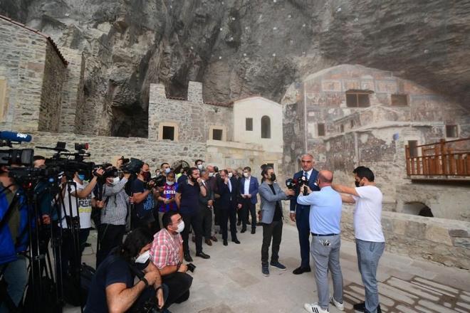 Smela Manastr 5 yl sonra ziyarete ald - 4  "TURZMDE MSAFR KAYBIMIZ OLUMADI"  Aln sezona yetitiini ifade eden Bakan Ersoy, "yi bir turizm sezonu olacan dnyorum. Hem bizim lkemizde hem de dier lkelerde alamalarn nasl ilerleyeceiyle de alakal bir konu. Sezon, btn lkelerde ge balad. O yzden bizim bir misafir kaybmz olumad. Bu sene de koullarda ciddi bir deiiklik olmazsa, virs dalgas gelmezse bu sene 25 milyon turist ve 20 milyar dolarla sezonu kapatrz diye dnyorum" dedi.