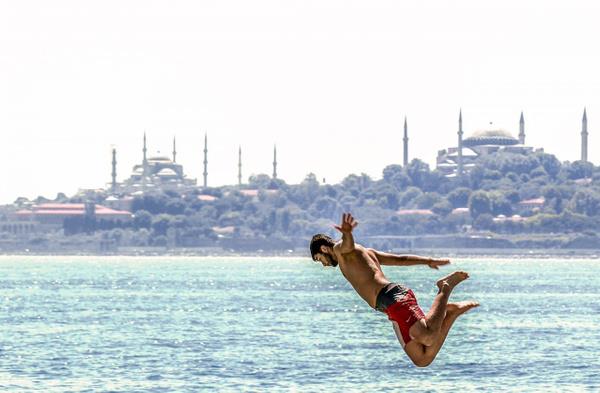 stanbul'da rekor scaklk  <br>  Meteoroloji Mhendisi Hseyin ztel ise sosyal medya hesabndan stanbul iin scak hava uyarsnda bulundu.