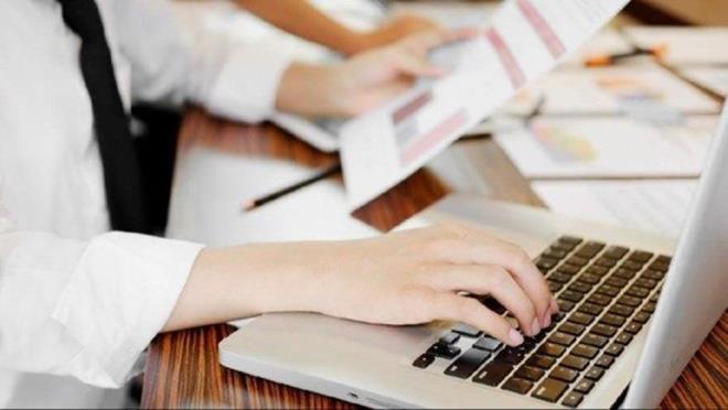 Enflasyon orannn dorudan etkileyecei kesimlerin banda ii, memur ve emekliler gelecek.    Kamu Grevlileri Hakem Kurulu, 5. Dnem Toplu Szlemesi'nde 3 milyon 200 bin memur ile 2 milyona yakn memur emeklisi iin 2021 ylnda 3+3 zam karar vermiti.