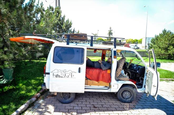 Her insann znde doaya ait olduunu ve sahip olduu tutkunun birok insanda da bulunduunu vurgulayan Avar, i hayat ve kouturmadan insanlarn ilk adm atmaya frsat bulamadn dile getirdi.