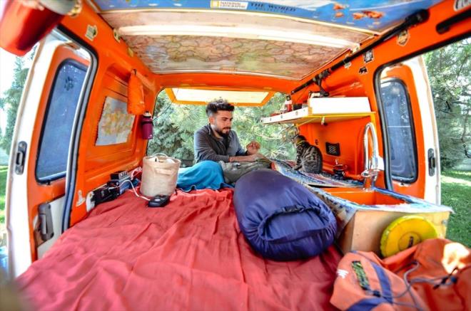 Karavan, seyahatin yan sra evi gibi de kullandn aktaran Avar, "Birok zamanm aslnda Kpeker'in iinde geiyor. Benim iin vazgeilmez oldu. u an bir hayat felsefesi gibi geliyor. Hani 1+1, 2+1 evler var ya ben '1+sonsuz' evde yayorum. Dar ktm anda her yer benim" diye konutu.