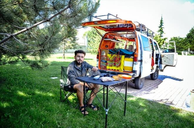 Bir taraftan da eitim hayatn srdren, Konya Ticaret Odas (KTO) Karatay niversitesi Sosyal ve Beeri Bilimler Fakltesi Psikoloji Blm 4. snf rencisi Avar, okul dnemlerinde de yurt ya da evde kalmak yerine karavanda yaamay tercih ediyor.