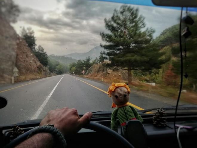 "HBR GNM, DNLE AYNI DEL VE YARIN NE OLACAINI DA BLMYORUM"    Yurt ya da eve harcayaca paray, karavana yatrmay tercih ederek zgrletiini ifade eden Avar, yle konutu:    "Burada drt duvar yok. Aracm kk belki ama her yer benim. Mesela u an canm skldnda dar kyorum ve her yere gidebiliyorum ama ev ortamnda yle olmuyor. Benim hibir gnm, dnle ayn deil ve yarn ne olacan da bilmiyorum. Yurtta yaayan bir renci olsaydm sabah derse gidip, her akam belki arkadalarmla ayn kafede oturacaktm. Kafeyi deitirsen bile dier her ey yine ayn olacakt. Benim buradaki hayatm yle deil. Bir gece burada yatmak istemezsem karavanm ekip baka bir yerde yatyorum. Mesela haftaya bir Antalya planm var. Yani byle daha zgrm"