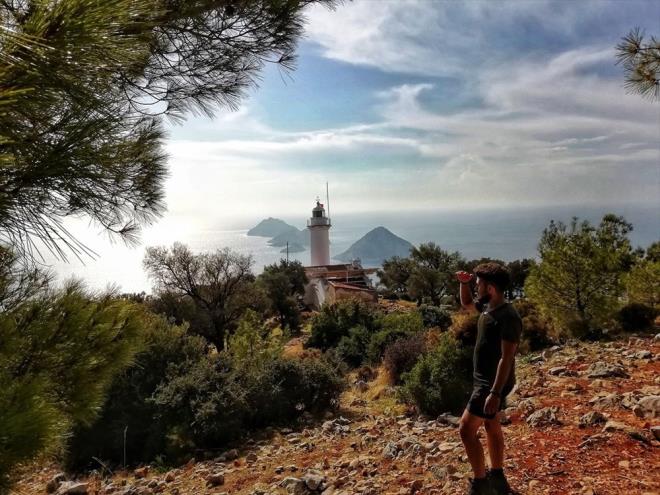 En byk gideri yakt olan Avar, dalardan toplad doal rnleri gittii yerlerin pazarnda satarak ya da ksa sreli ilerde alarak elde ettii cretle yakt masrafn ve gnlk ihtiyalarn karlyor.