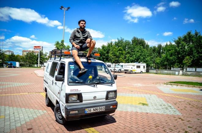 Konya'da ald mini panelvan karavana dntren Ozan Avar, "kpeker" adn verdii aracyla il il geziyor, bir nceki gnyle ayn olmasn istemedii hayatn hayal ettii gibi yayor.