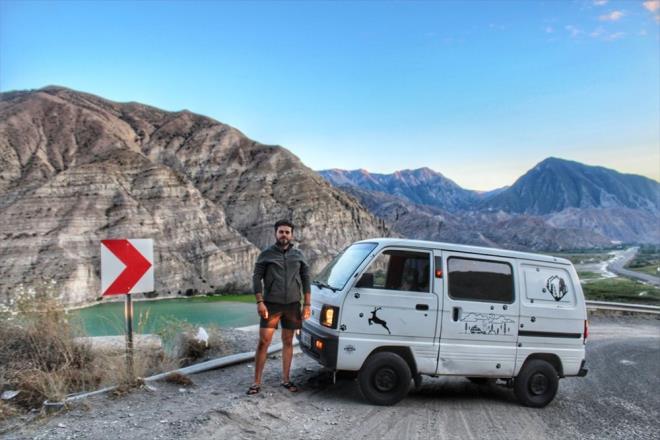 "DIARI IKTIIM ANDA HER YER BENM"    Avar, macerasnn, otostopla Trkiye'yi gezme hayaliyle baladn syledi.    Anadolu'nun birok yerini iki yl otostopla gezdikten sonra karavan hayatna gemeye karar verdiini anlatan Avar, atld macerann fiziksel ve ruhsal ynden yaamn olumlu etkilediini belirtti.