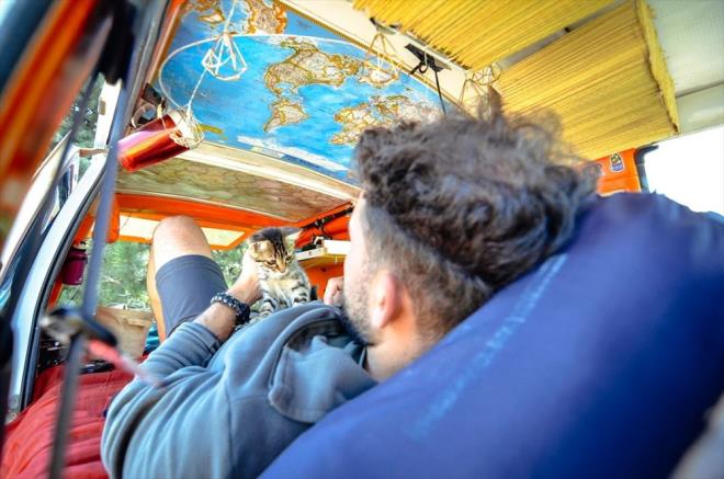 Her sabah, karavannn tavanna kaplatt Trkiye ve dnya haritalarna bakarak yeni gne uyanan Avar, yeni yerler kefederek hayalini gerekletirmenin mutluluunu yayor.