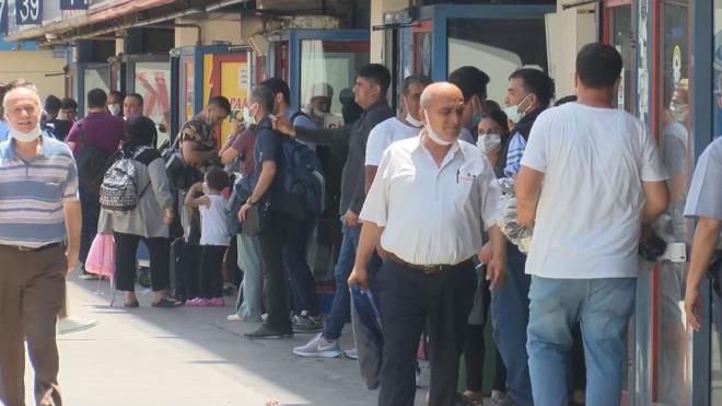 "OU FRMAMIZDA 2+1 KOLTUKLAR VAR"  Otobs firmalarnn yzde yz kapasite ile almaktan memnun olduunu syleyen Trkiye Otobsler Federasyonu Bakan Birol zcan, "1 Temmuz itibariyle otobsler yzde yz kapasite sistemine geti. Bizim ou firmamzda 2+1 koltuklar var. Vatandalarmz tek koltuklu otobsleri tercih edebilir. Ya da yolcu daha da rahat etmek isterse iki bilet alabilir" diye konutu.