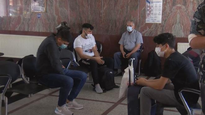 "2 SAATLK YERE K BAI 100 LRA PARA VERYORUZ"    Tekli koltuk tercih ettiini syleyen Pakize Ycel, "Normalleme ncesi bilet fiyatlar zaten yksekti ancak bugn itibariyle neden bilet fiyatlar dmedi. Risk bizim iin devam ediyor. Aile bile olsak tekli koltuk tercih ettik. Fiyatlarn dmesini beklerken arttn grdk. Trakya'ya gidiyorum 2 saatlik yere kii ba 100 lira para veriyoruz" dedi.