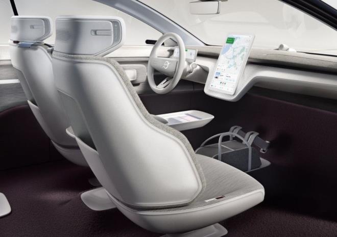 Aracn bilgi elence sistemi 15 inlik bir dokunmatik ekran. Otonom sr desteine sahip olan konsept model, teknoloji irketi Luminar'la olan ortakln rn lidar sensrleriyle donatlm.