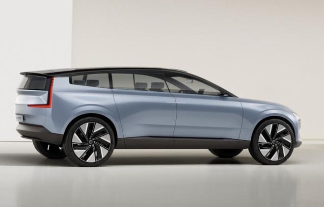 Menzili uzatmak isteyen Volvo, aracn tabanna daha fazla pil koyabilmek iin dingil mesafesini olduka geni tutmu. Bu da arata daha geni bir i mekan ve daha ulara alnm tekerlekler anlamna geliyor.