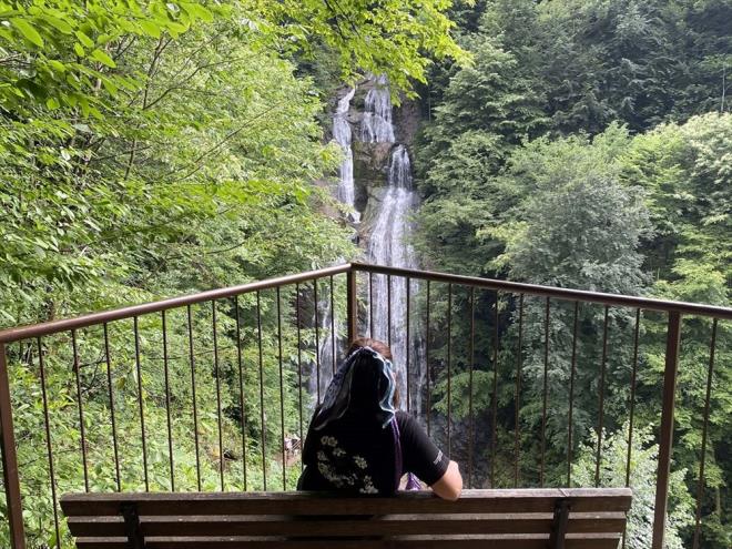 Gzeldere elalesi dzenlenen  ayr patika ve merdivenler sistemiyle gezilebiliyor. elalenin zellikle ilkbahar ve sonbaharda renk cmbne dnen tonlar adeta bir tabloyu andryor.    elale ayrca doal peyzaj bitki rts, piknik alanlar, dzenlenmi orman ii dinlenme yerleri ve yry parkurlar ile blgenin nemli dinlenme merkezlerinden biri olma zellii tayor.