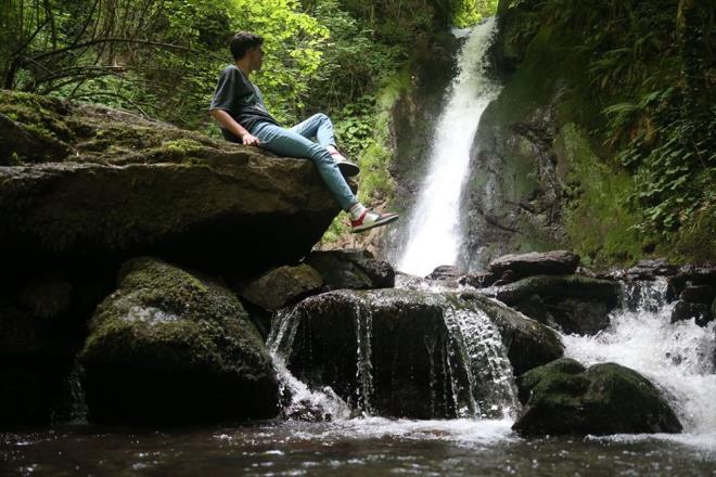 "30 MLYON NFUS ELALEMZE 2.5 SAAT ERSNDE ULAABLYOR"    Demircan, cumartesi ve pazar gn elaleye 10 bin kiinin geleceini tahmin ettiklerini bildirdi.    Blgenin stanbul ve Ankara gibi byk kentlerin arasnda ve ulam kolay olduu iin talep grdnn altn izen Demircan, yle konutu:    "stanbul ve Ankara arasnda bir ehir olduumuz iin 30 milyon nfus elalemize 2,5 saat ierisinde ulaabiliyor. Efteni Ku Cenneti'mize gelip vatandalarmz ziyaret edebilir ve grebilirler. Doal gzelliklerimizi gelen vatandalarmzn temiz tutmasn isteriz. Yasaklarn kalkmas ile hafta sonlar 15 bin kii blgeye geliyor."