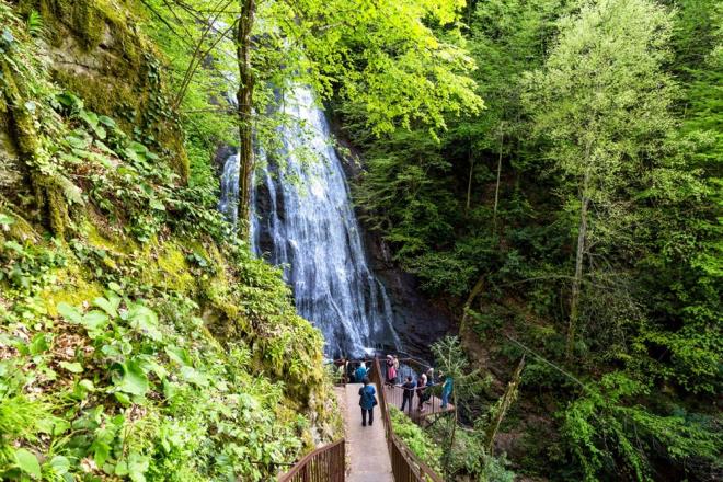 GZELDERE ELALES    Dzce'nin Glyaka ilesi Bk Deresi zerinde bulunan Gzeldere elalesi, 120 metre ykseklikten den suyun doal cokusunu dev kayn ve grgen aalaryla btnletirerek muazzam bir grnt oluturuyor.