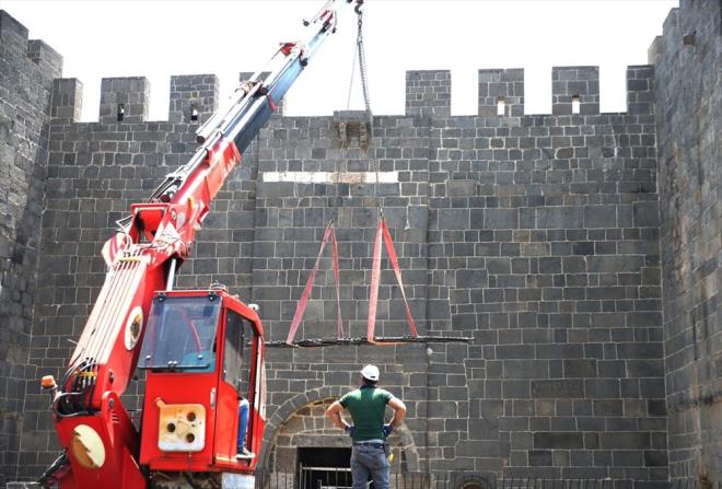 Bu kapsamda gemite kente giri yaplan surun ana kaplarndan Dakap'nn restorasyonu, Diyarbakr Rlve ve Antlar Mdrl ile Diyarbakr Restorasyon ve Konservasyon Blge Laboratuvar Mdrl'nn uzman restoratrleri tarafndan titizlikle srdrlen ilemler sonucu tamamland.