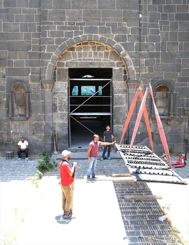 Uzman kiilerin gzetiminde vin yardmyla restorasyonu yaplan alandan alnan Dakap'nn yerine monte almas sryor.